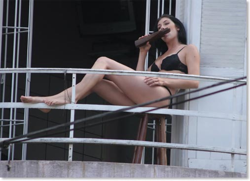 modelo comendo